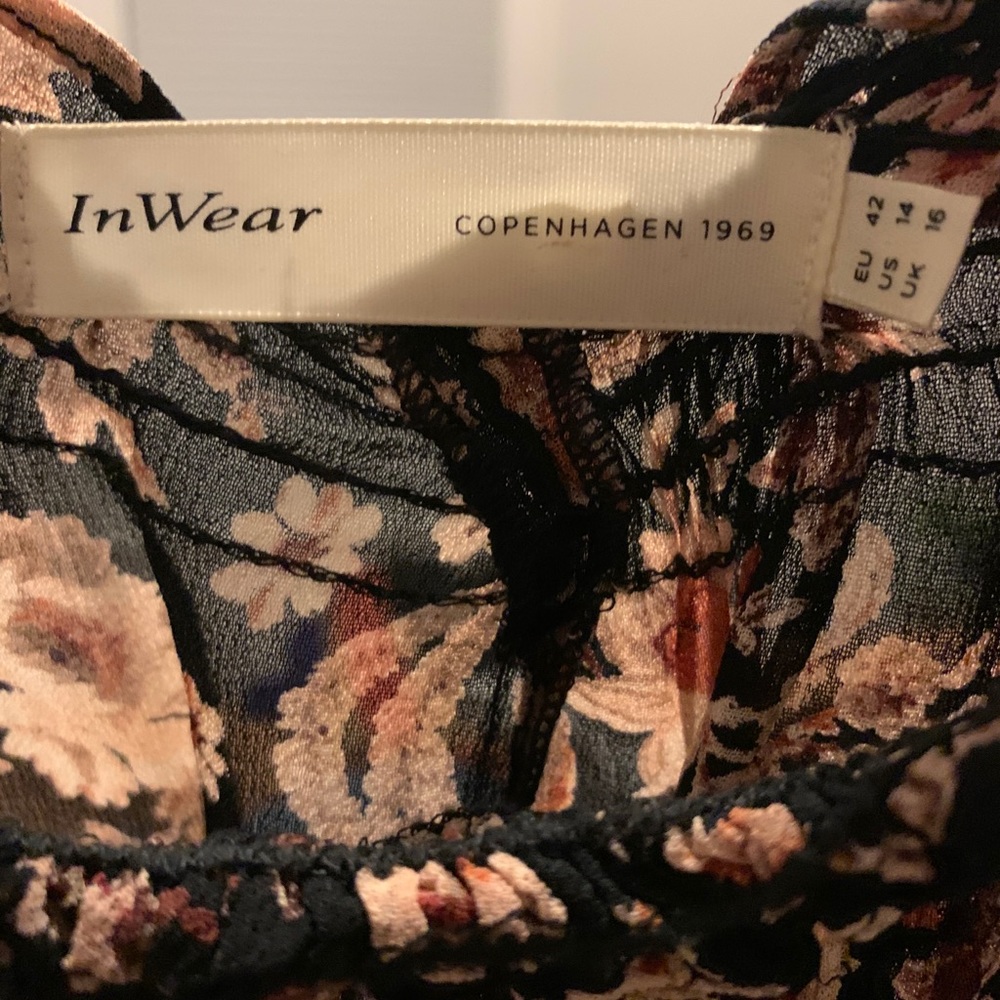 Flowery blouse - Picture 3 of 3